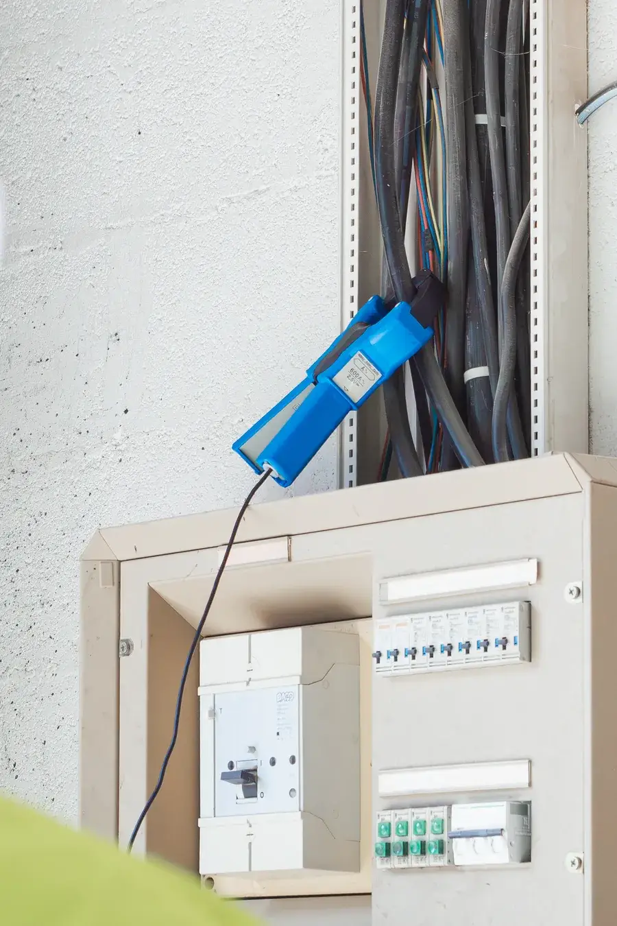 Mesure à la pince ampèremétrique sur une armoire électrique lors d'un audit énergétique
