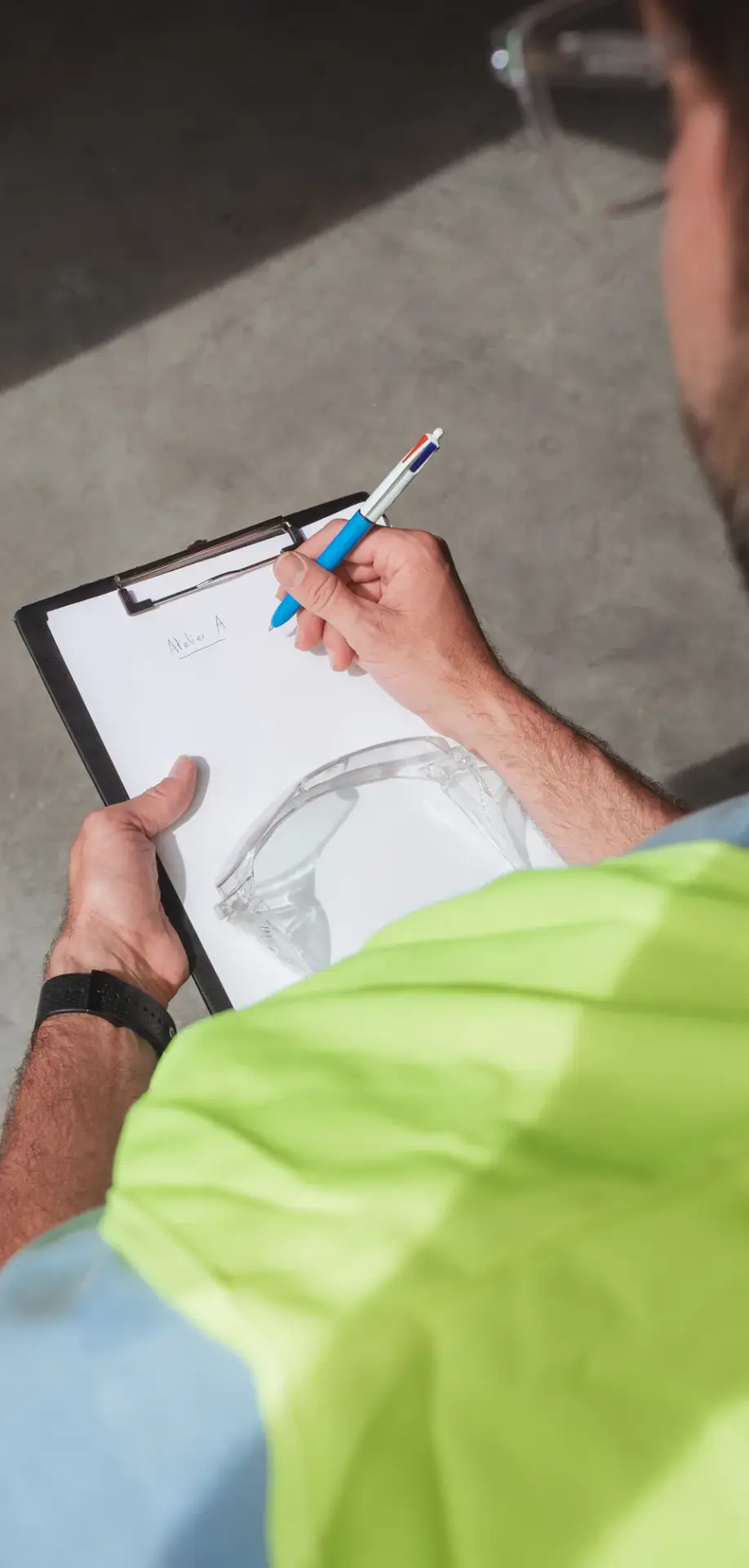 Relevé d'audit interne ISO 50001 sur clipboard dans un atelier industriel