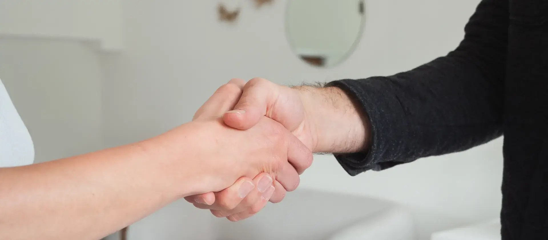 Poignée de main scellant un partenariat d’energy management externalisé dans la durée