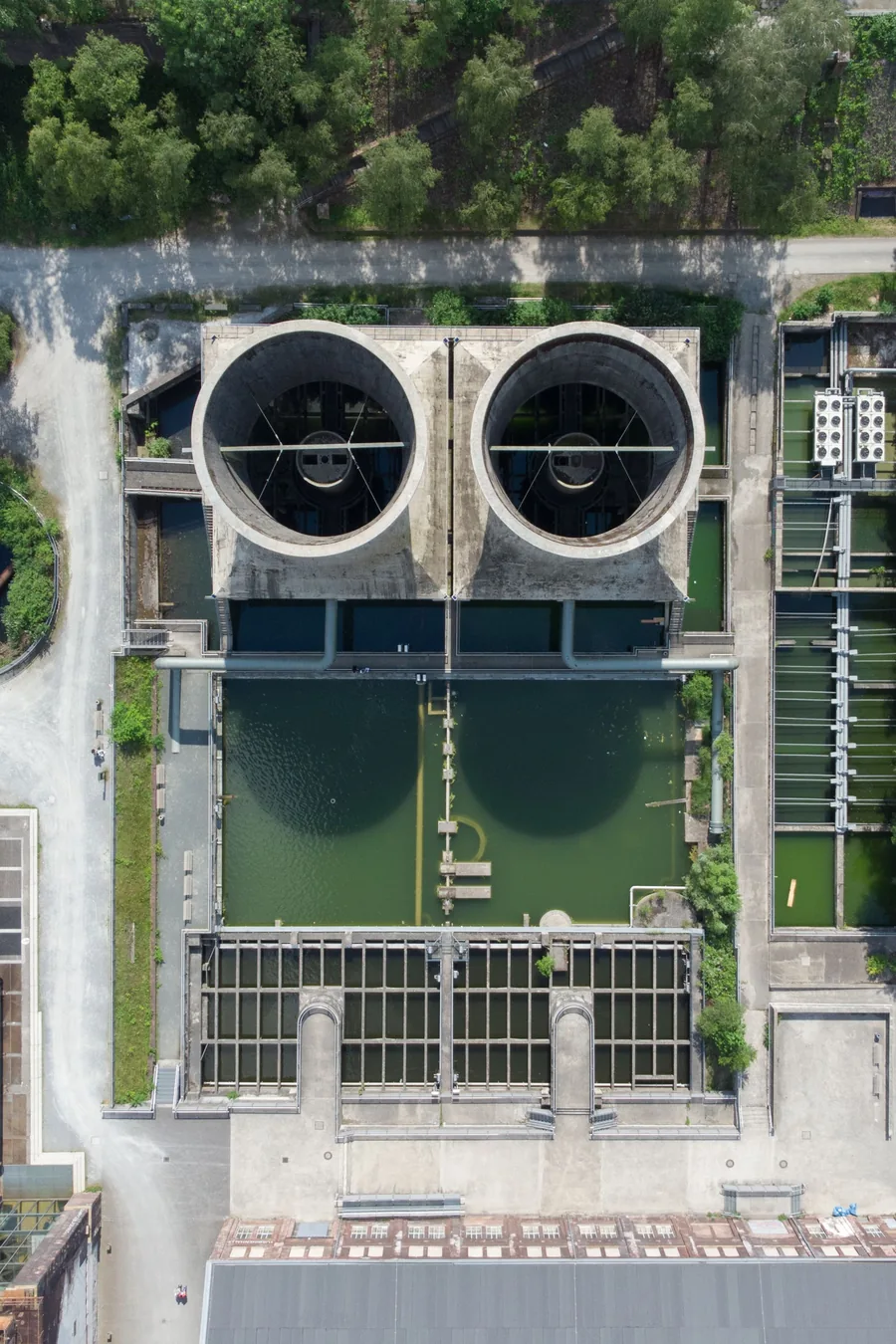 Vue aérienne d’un site industriel et de ses tours de refroidissement