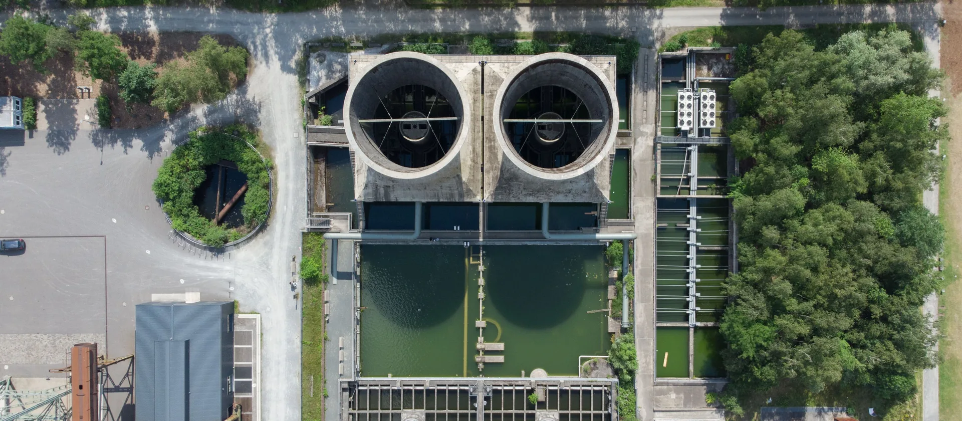 Vue aérienne d’un site industriel et de ses tours de refroidissement