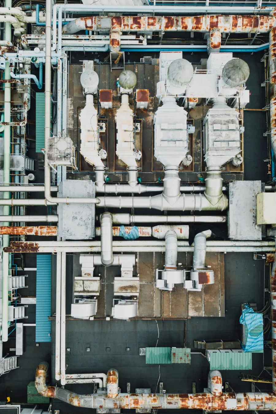 Vue aérienne d’une toiture industrielle avec groupes et réseaux