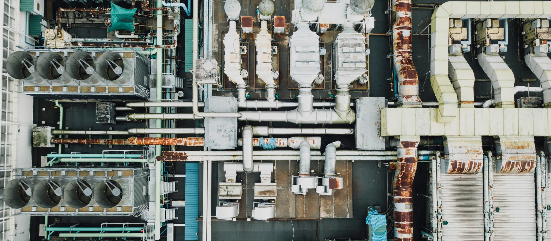 Vue aérienne d’une toiture industrielle avec groupes et réseaux