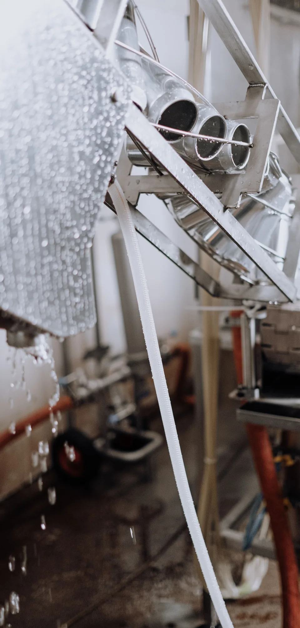 Plan de sobriété hydrique : eau ruisselant sur une installation industrielle