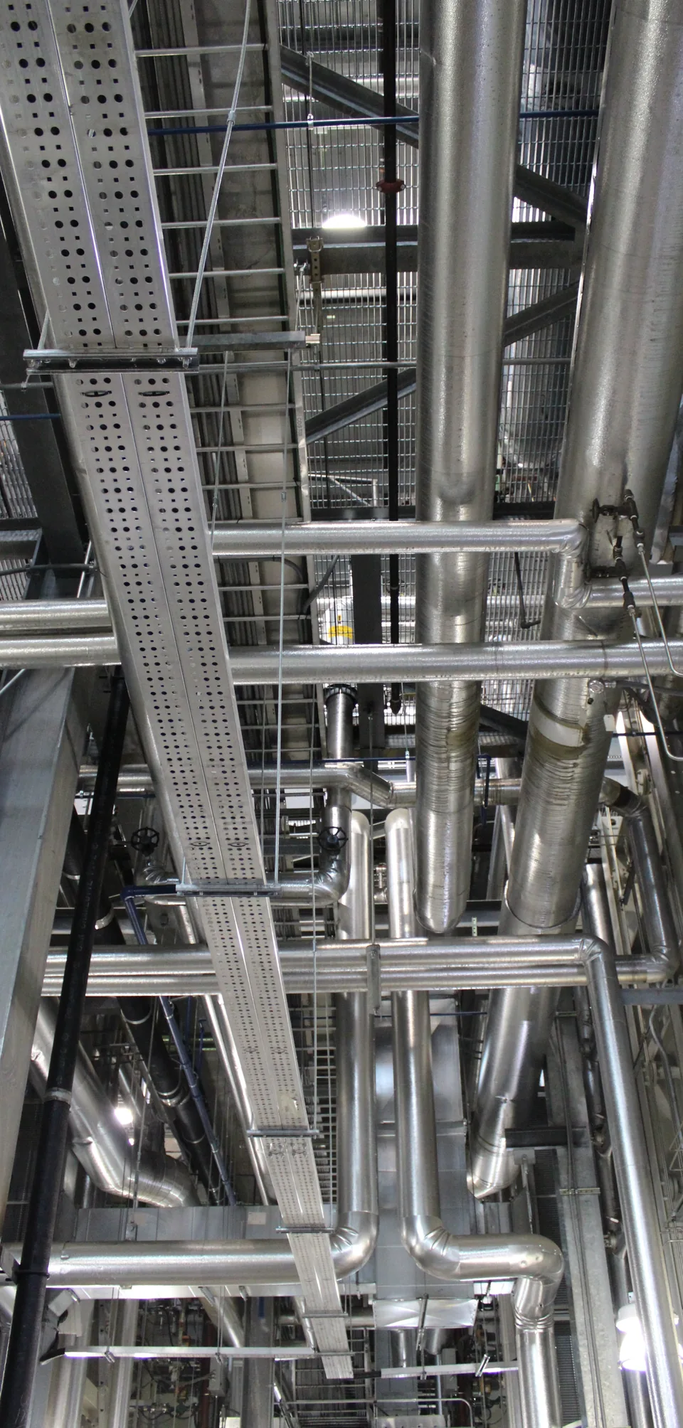 Réseau de tuyauteries inox dans un site industriel